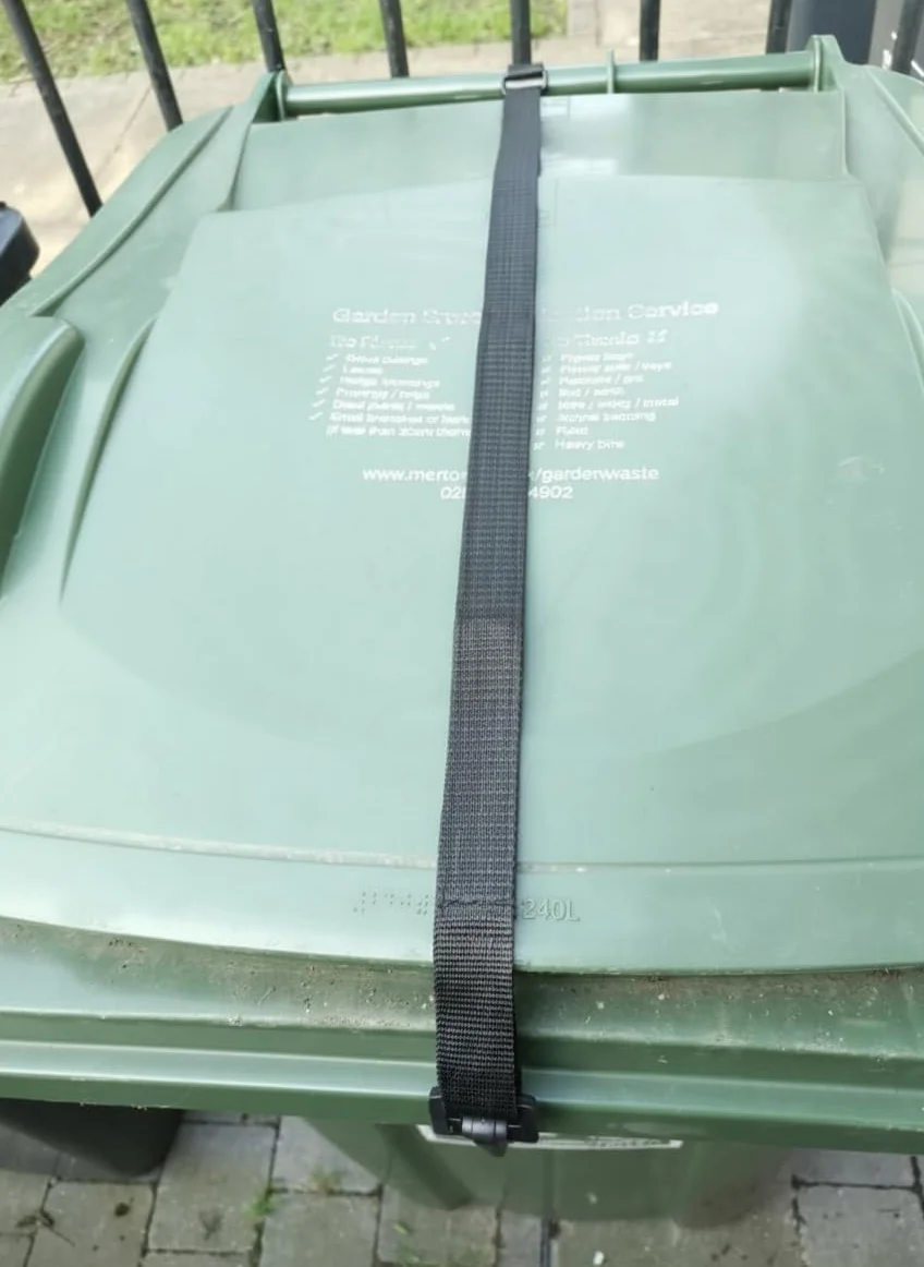 2 szt. Pokrywa kosza na śmieci na kółkach, regulowane zabezpieczenie, czarne klipsy do paska, zamek 120/240 l, ochrona przed wiatrem, burzą, zwierzętami,