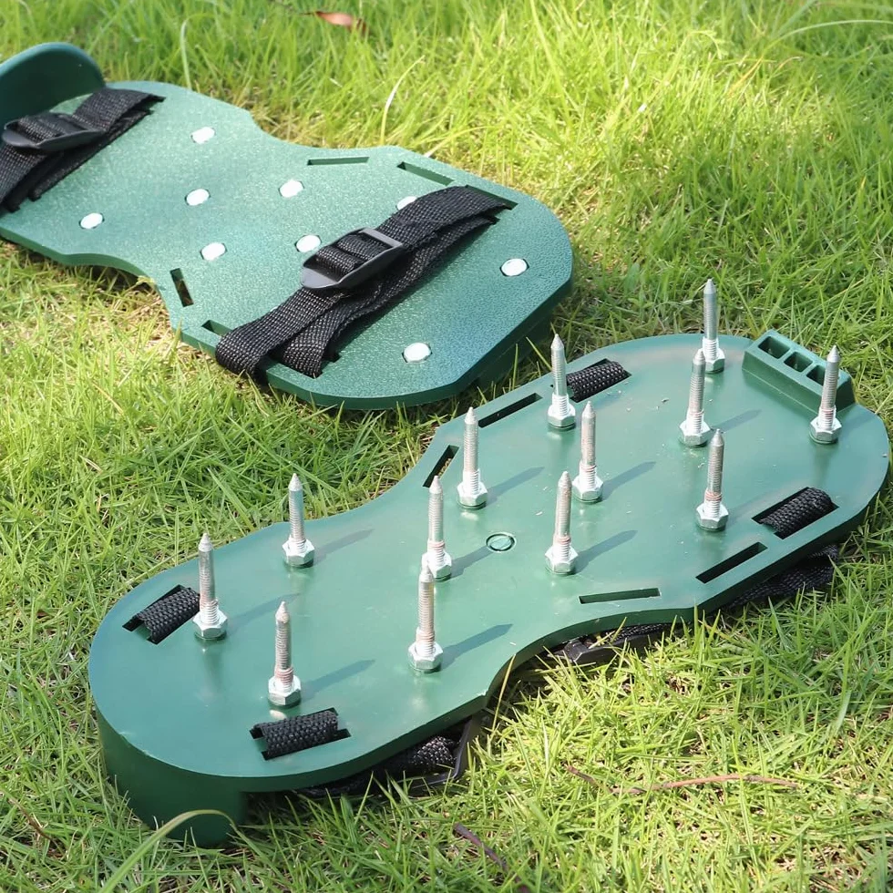 Buty do napowietrzania trawnika z kolcami 15 mm, 26 stalowych końcówek, regulowane paski