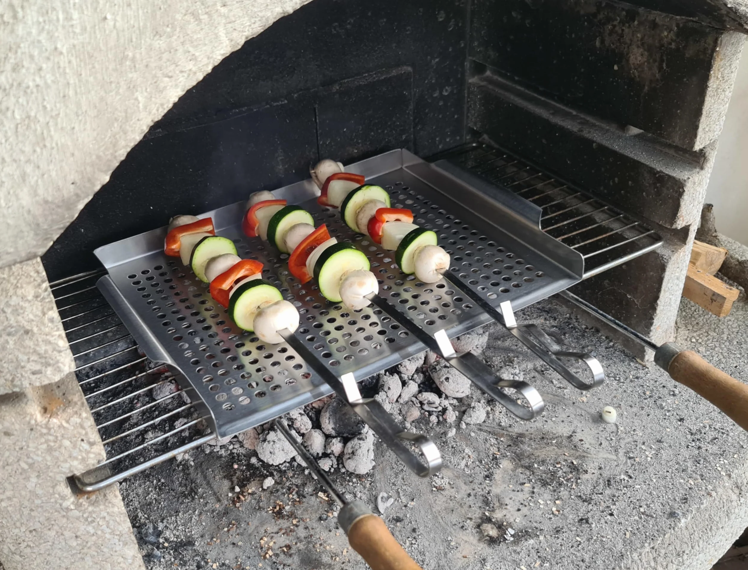 Taca do grilla ze stali nierdzewnej 40x29 cm, Tacka grillowa na warzywa ryby mięso owoce morza, Perforowana płyta z uchwytami do grilla węglowego, wielokrotnego użytku, 0,8 kg